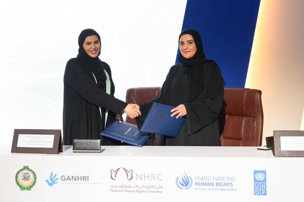 سعادة السيدة/ مريم بنت علي المسند، وزير التنمية الاجتماعية والأسرة مع سعادة السيدة / مريم بنت عبد الله العطية، رئيس اللجنة الوطنية لحقوق الإنسان،خلال المؤتمر