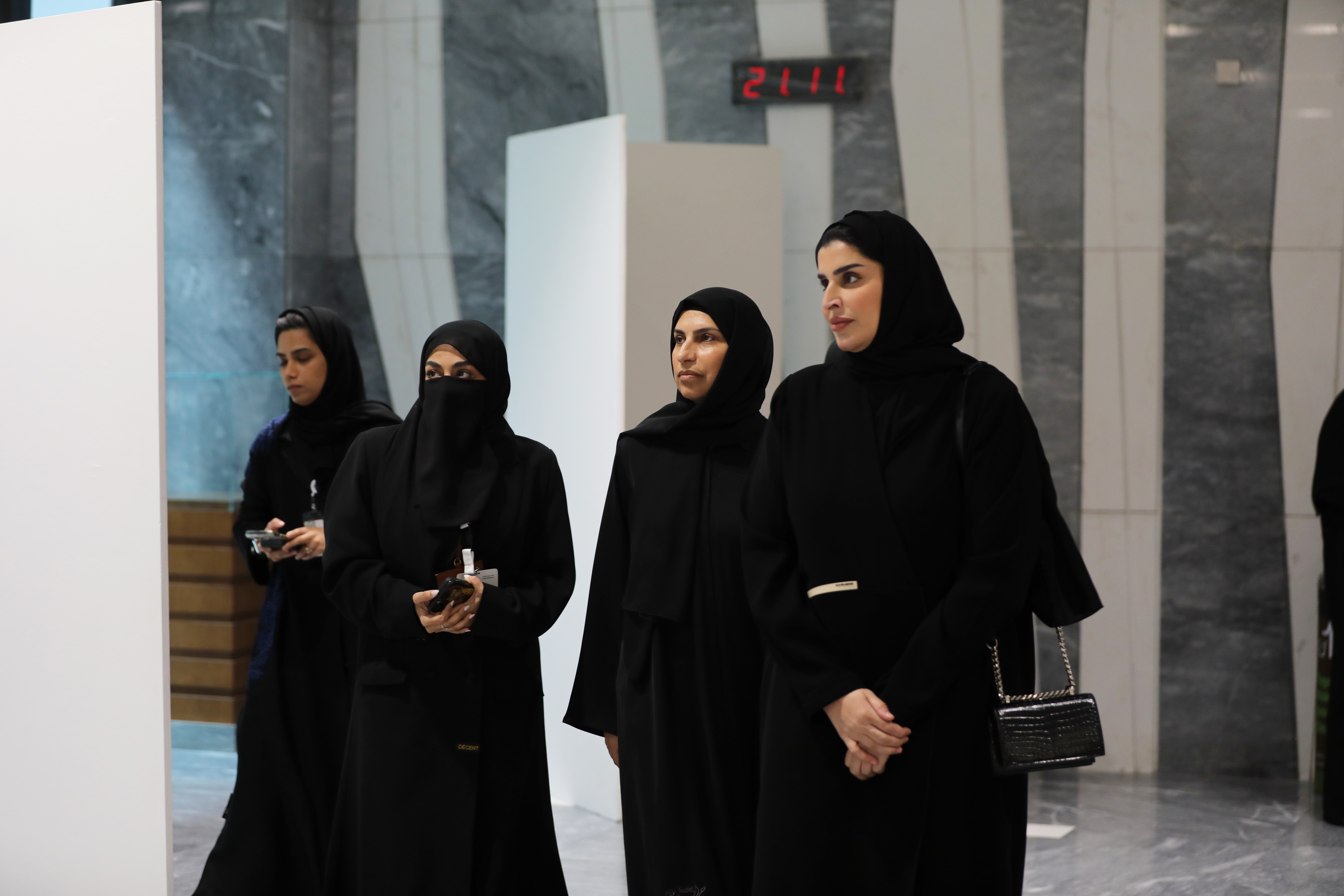 Her Excellency Mrs. Maryam bint Ali bin Nasser Al-Misnad meets with female students at Qatar University during a discussion session