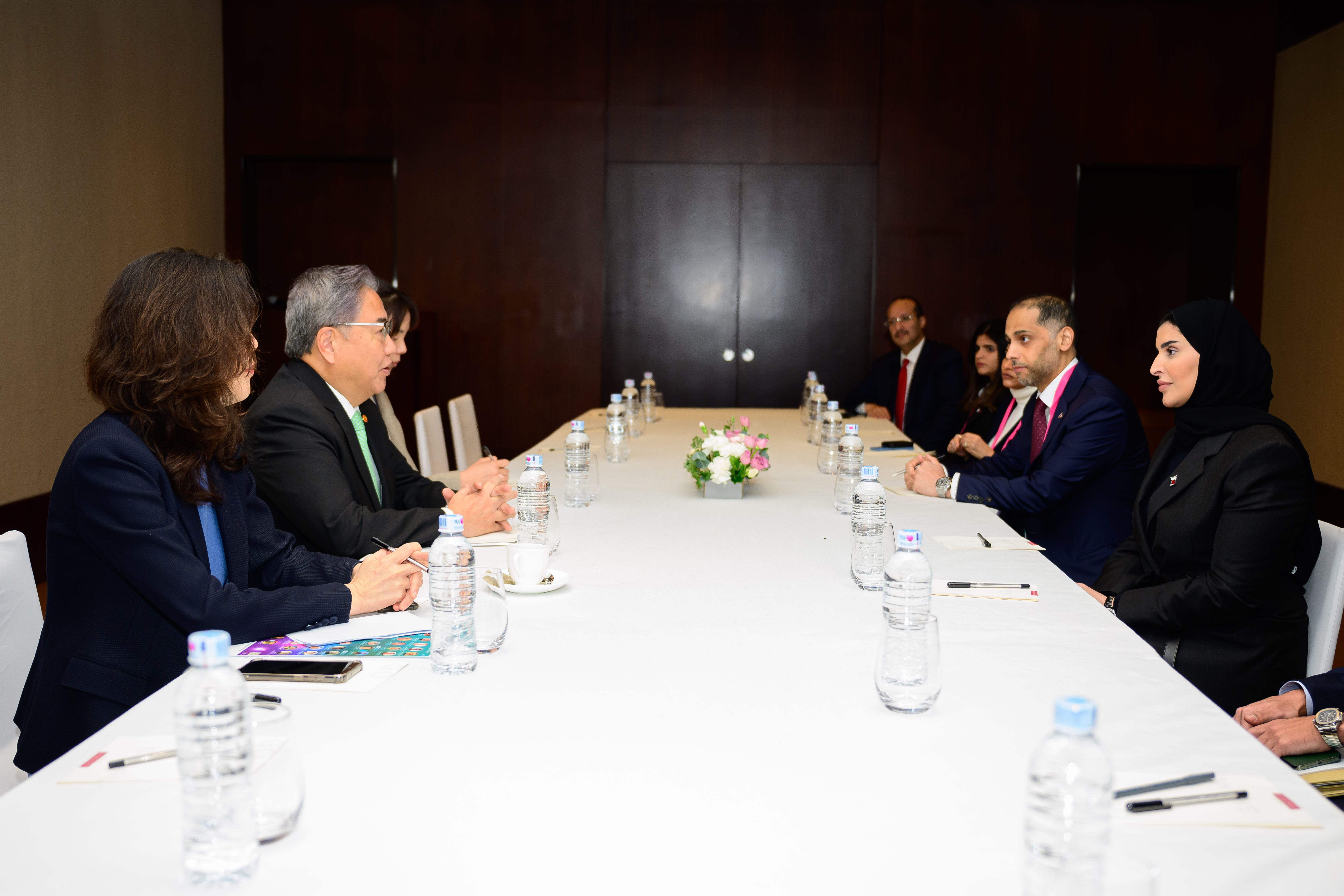 Her Excellency Mrs. Maryam bint Ali bin Nasser Al-Missned and Minister for Social Development and Family with His Excellency Mr. Park Jin and Minister for Foreign Affairs of the Republic of Korea.