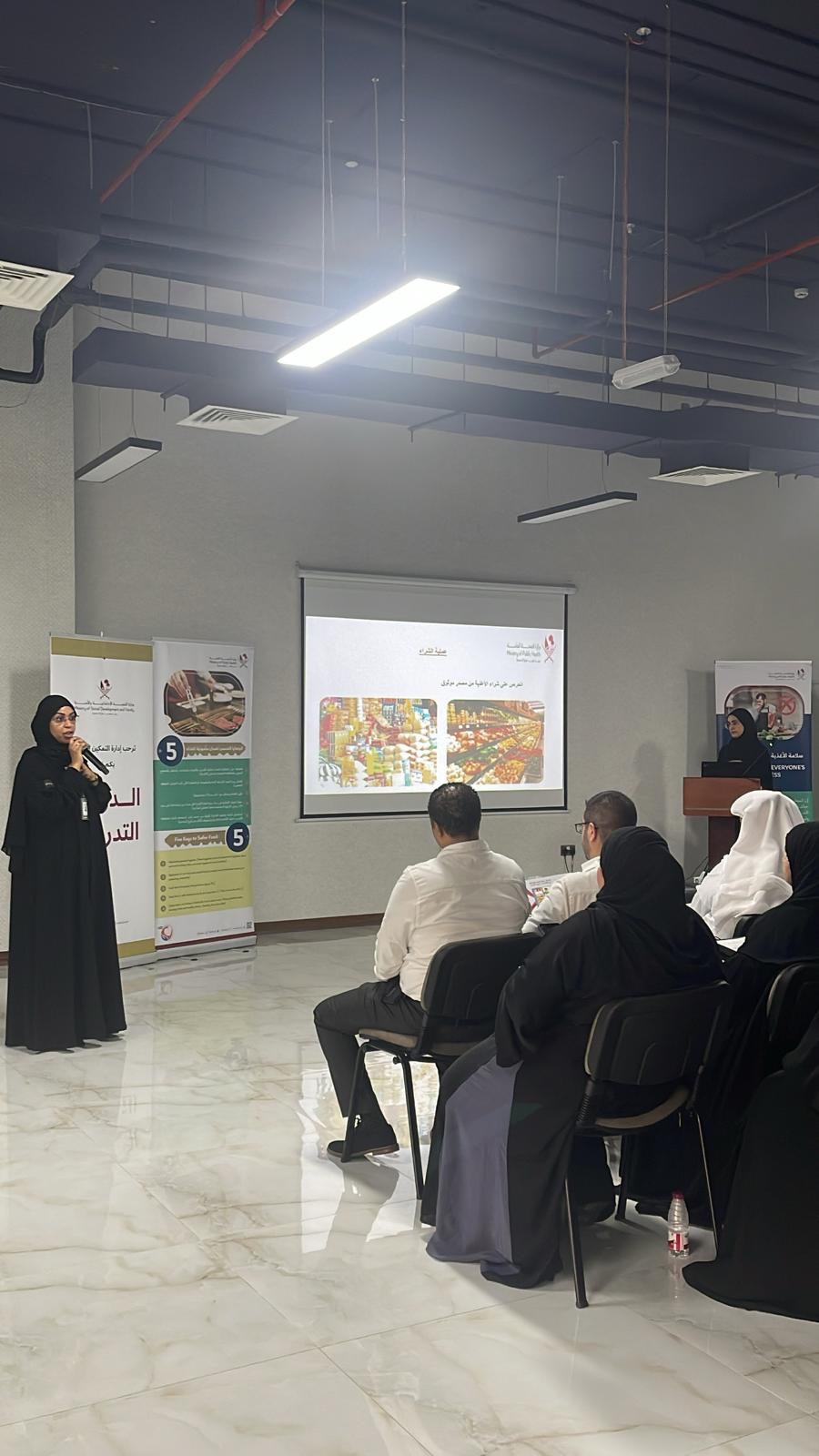 التنمية الاجتماعية والأسرة توعي أصحاب المشاريع الإنتاجية (من الوطن) بأهمية سلامة الأغذية