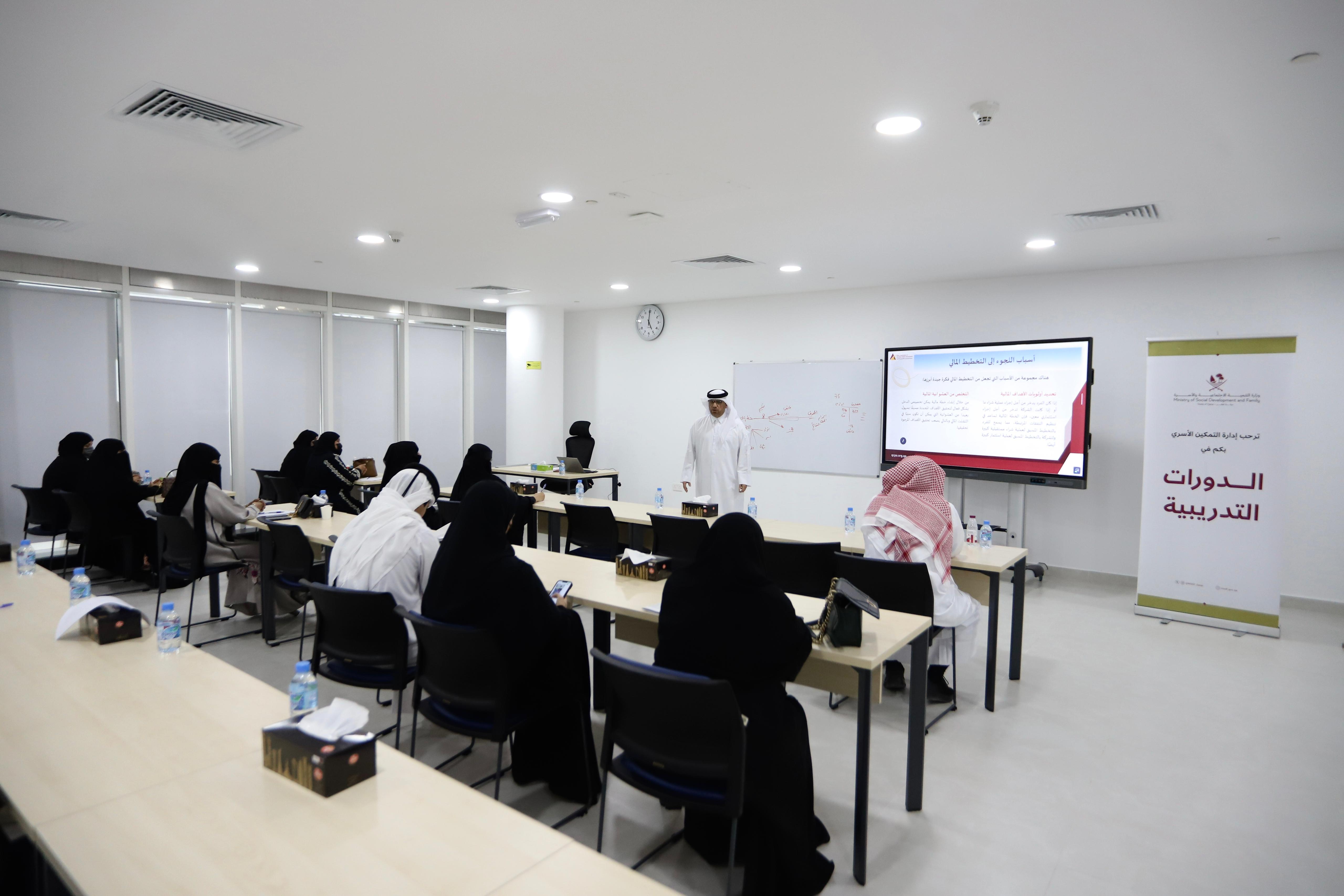 ورشة عمل بعنوان "التخطيط المالي وقواعد الاستثمار" لأصحاب المشاريع الانتاجية من الوطن
