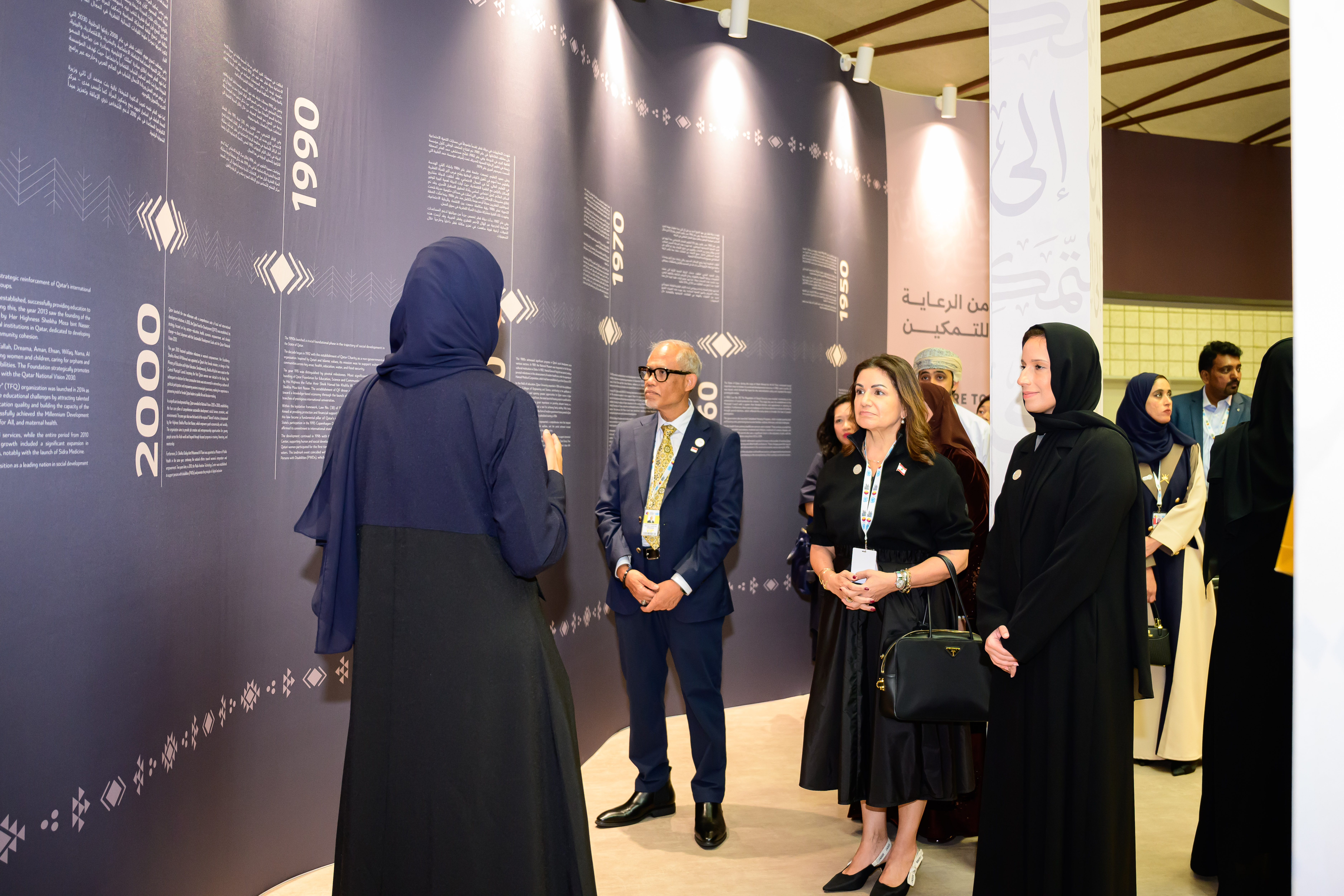 افتتحت سعادة السيدة بثينة بنت علي الجبر النعيمي، وزير التنمية الاجتماعية والأسرة، معرض «من الرعاية إلى التمكين» الذي تنظمه الوزارة على هامش فعاليات القمة العالمية الثانية للتنمية الاجتماعية