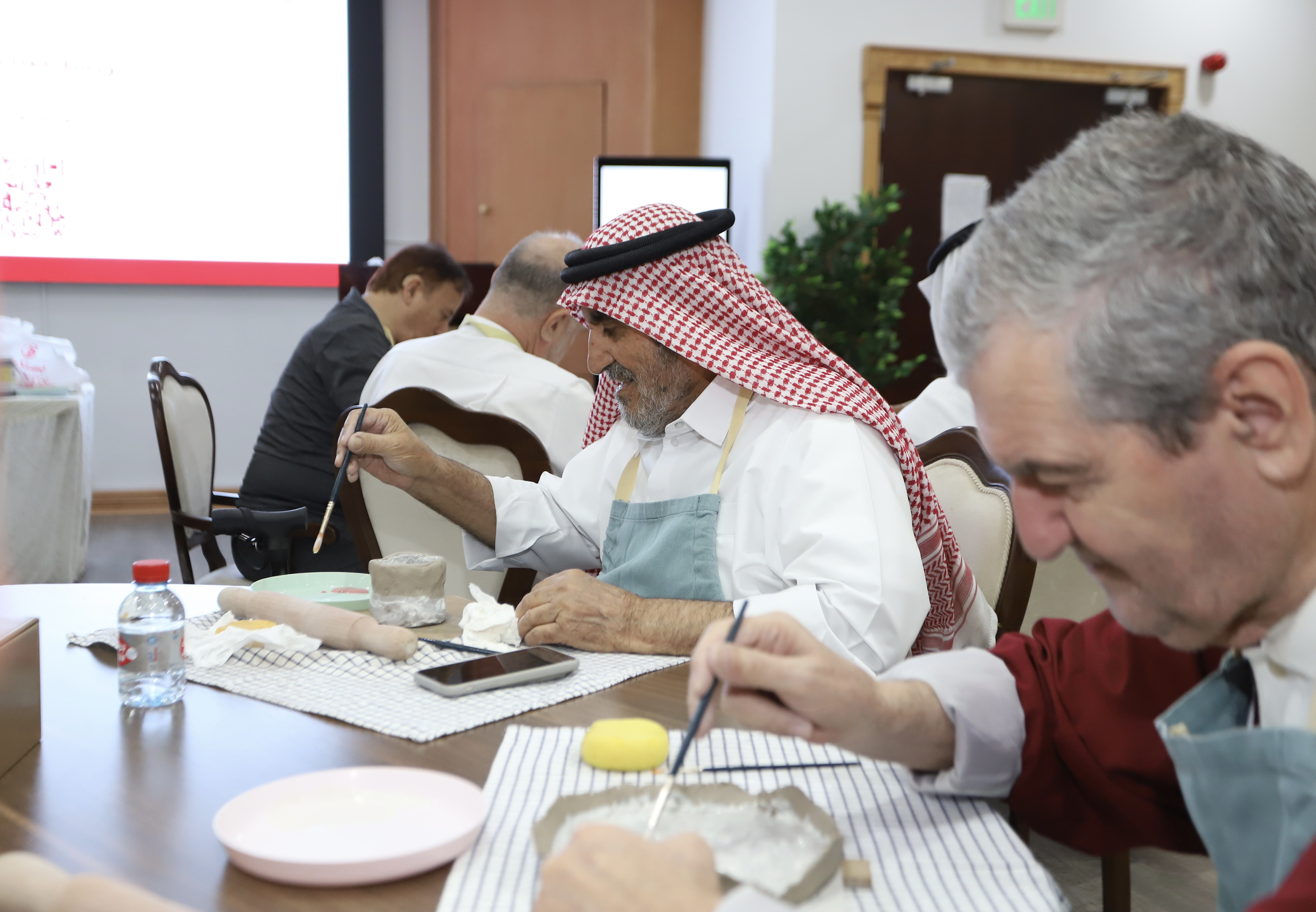 التنمية الاجتماعية والأسرة تنظّم ورشة فخار لكبار القدر لتعزيز الإبداع وجودة الحياة